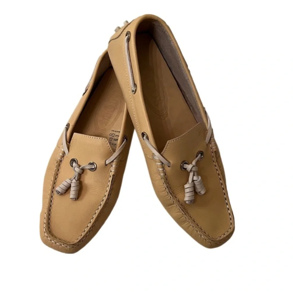 Tod's Gommino Beige Tan Leather Driving Shoes / Loafers with Tassels Size US 8